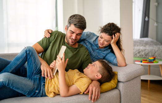 Szczęśliwa rodzina odpoczywająca razem na kanapie w salonie